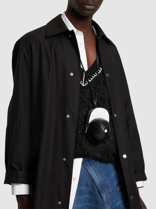 JW Anderson: Petit sac casquette en cuir - Noir/Blanc - men_1 | Luisa Via Roma