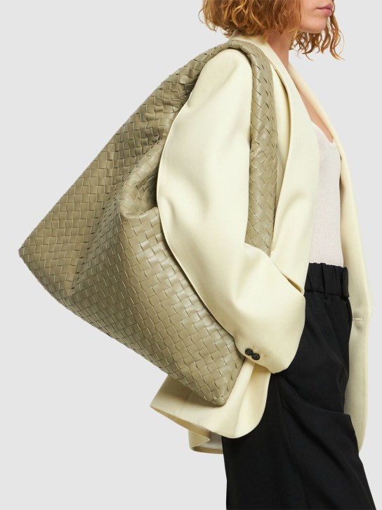 Bottega Veneta: Grand sac porté épaule en cuir Hop - Travertine - women_1 | Luisa Via Roma