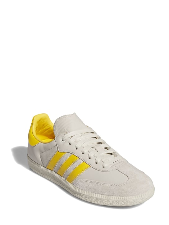 adidas Originals: Sneakers „Humanrace Samba“ - Weiß/Gold - men_1 | Luisa Via Roma