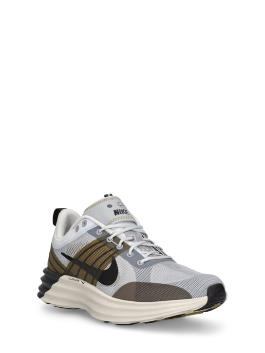Nike: Lunar Roam sneakers - Platinum/Moss - men_2 | Luisa Via Roma