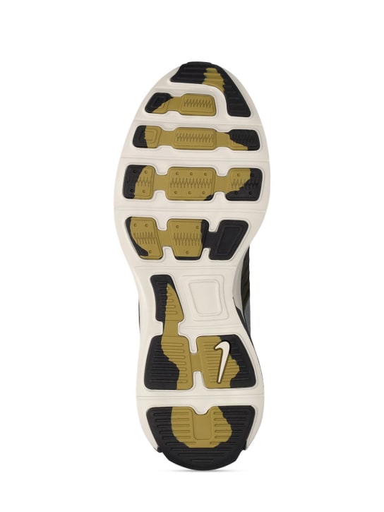 Nike: Lunar Roam sneakers - Platinum/Moss - men_4 | Luisa Via Roma