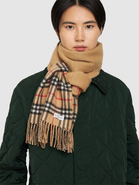 Burberry: Reversible cashmere scarf - Archive Beige - women_1 | Luisa Via Roma