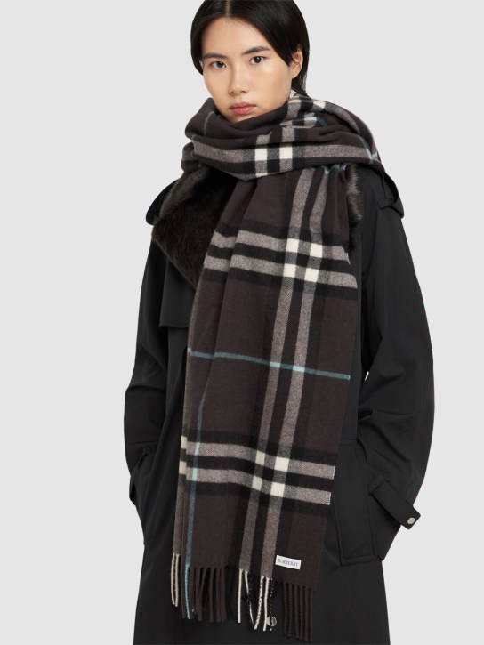 Burberry: Giant Check printed cashmere scarf - Otter - women_1 | Luisa Via Roma