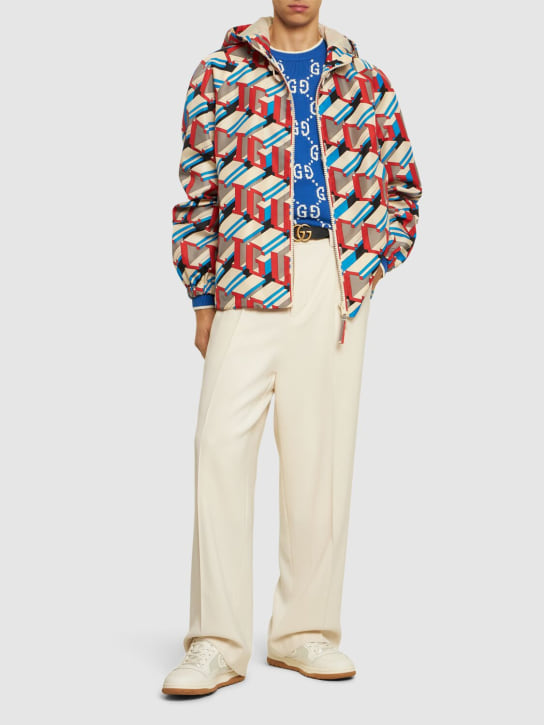 Gucci: Veste en nylon à logo Pixel Deep On - Ivoire/Rouge - men_1 | Luisa Via Roma