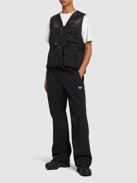 adidas Originals: Pantalones cargo poliéster reciclado - Negro - men_1 | Luisa Via Roma