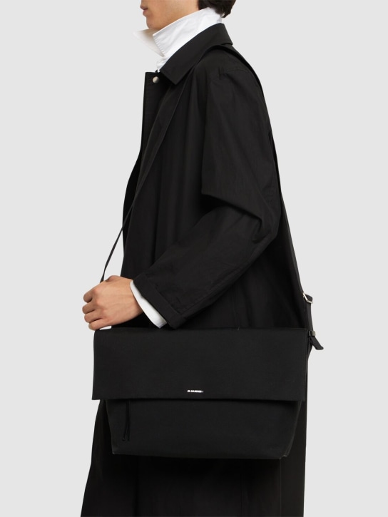 Jil Sander: Grand sac porté épaule en toile - Noir/Océan - men_1 | Luisa Via Roma