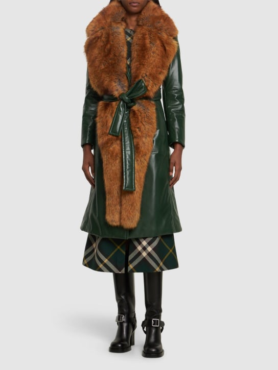 Burberry: Trench-coat en cuir avec fourrure amovible - Vert Foncé - women_1 | Luisa Via Roma