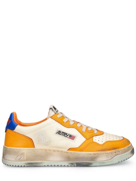 Autry: Sneakers low top Medalist Super Vintage - Arancione/Bianco - men_0 | Luisa Via Roma