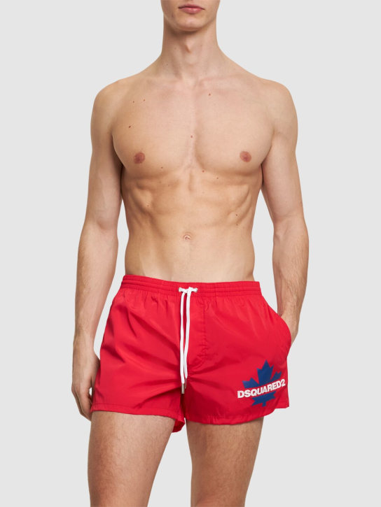 Dsquared2: Shorts mare con logo - Rosso/Blu - men_1 | Luisa Via Roma