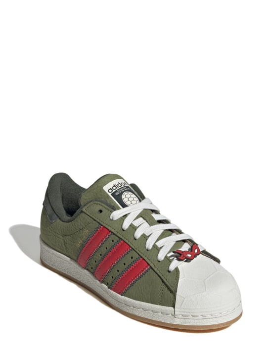adidas Originals: TMNT Shelltoe运动鞋 - men_1 | Luisa Via Roma