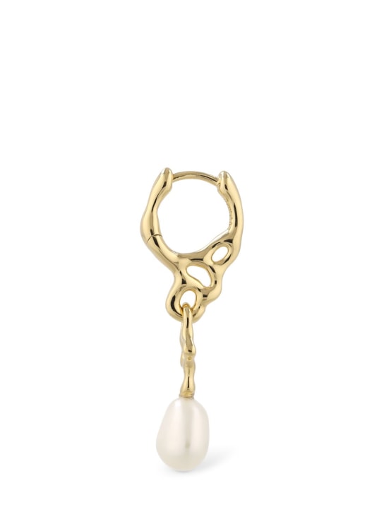 Maria Black: Peblinge pearl drop mono huggie earring - Altın/Beyaz - women_0 | Luisa Via Roma