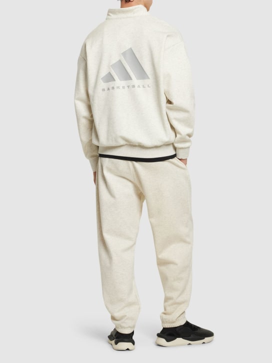 adidas Originals: Sweatshirt mit halbem Zipper "Basketball“ - Beige - men_1 | Luisa Via Roma