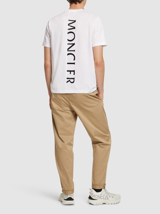 Moncler: T-shirt en coton à logo - Blanc Optique - men_1 | Luisa Via Roma