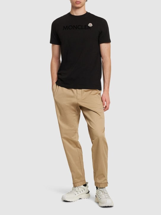 Moncler: T-Shirt aus Baumwolle mit Logo - Schwarz - men_1 | Luisa Via Roma