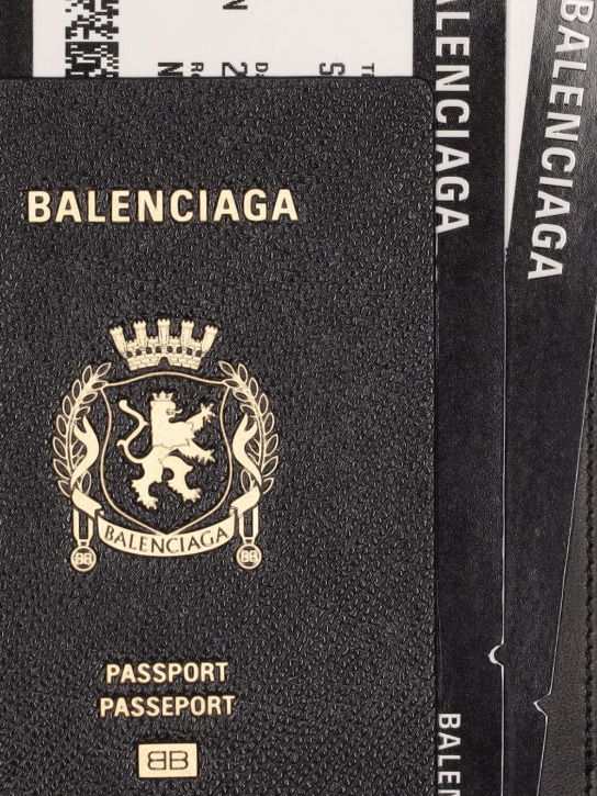 Balenciaga: Porta cellulare Passport in pelle - men_1 | Luisa Via Roma