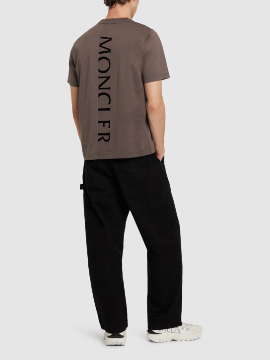 Moncler: Logo棉质T恤 - 灰褐色 - men_1 | Luisa Via Roma