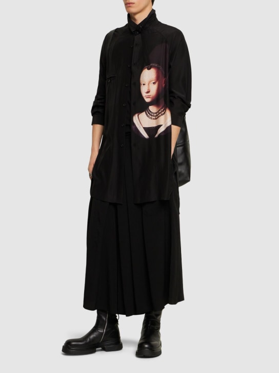 Yohji Yamamoto: M-Young Girl 프린트 실크 셔츠 - 블랙 - men_1 | Luisa Via Roma