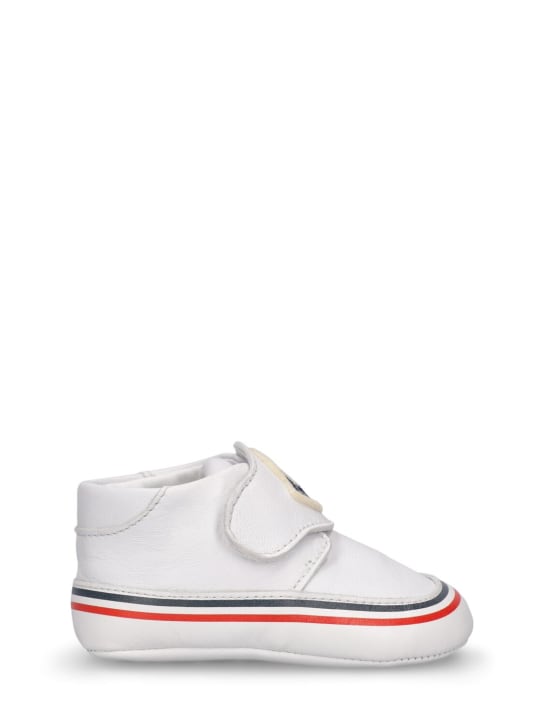 Moncler: Chaussures premiers pas en cuir avec pièce logo - Blanc Optique - kids-girls_0 | Luisa Via Roma