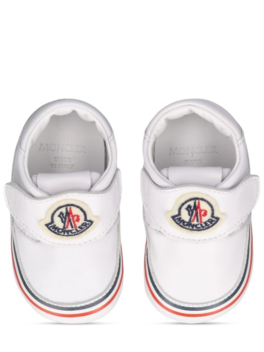 Moncler: Chaussures premiers pas en cuir avec pièce logo - Blanc Optique - kids-girls_1 | Luisa Via Roma