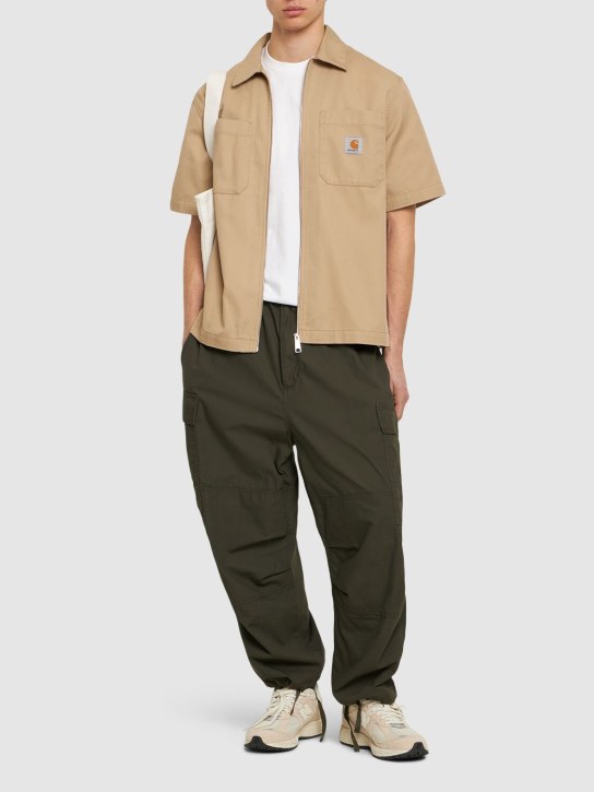 Carhartt WIP: Sandler短袖衬衫 - 深褐色 - men_1 | Luisa Via Roma