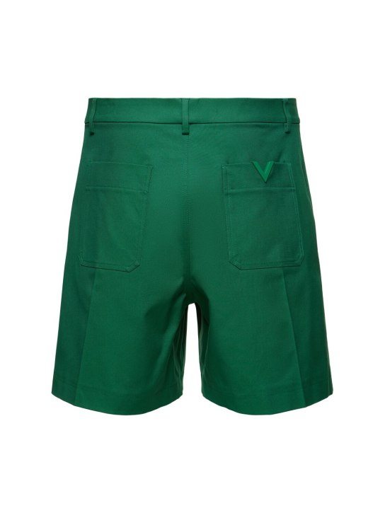Valentino: Shorts in cotone con dettaglio V - Basil Green - men_4 | Luisa Via Roma