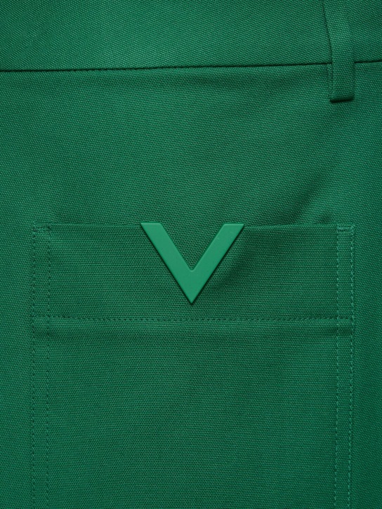 Valentino: Shorts in cotone con dettaglio V - Basil Green - men_3 | Luisa Via Roma