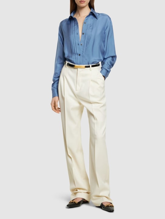 Tom Ford: Camisa de satén con frente plisado - Azul Claro - women_1 | Luisa Via Roma