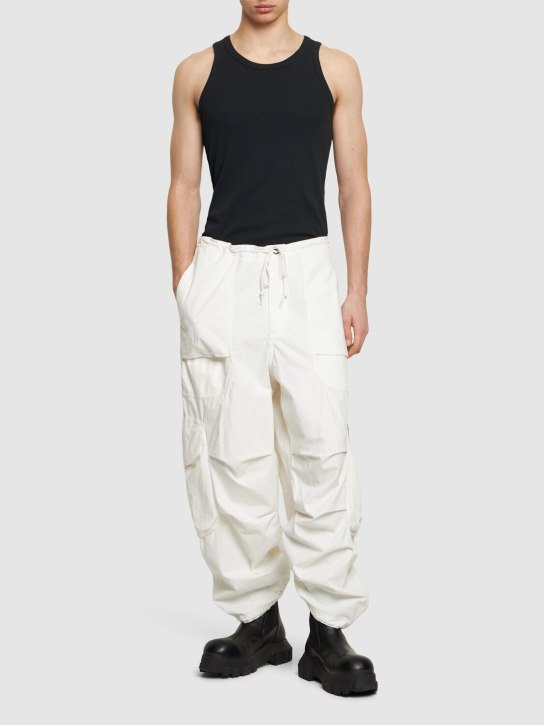 Entire Studios: Pantalones cargo de algodón - Blanco Leche - men_1 | Luisa Via Roma