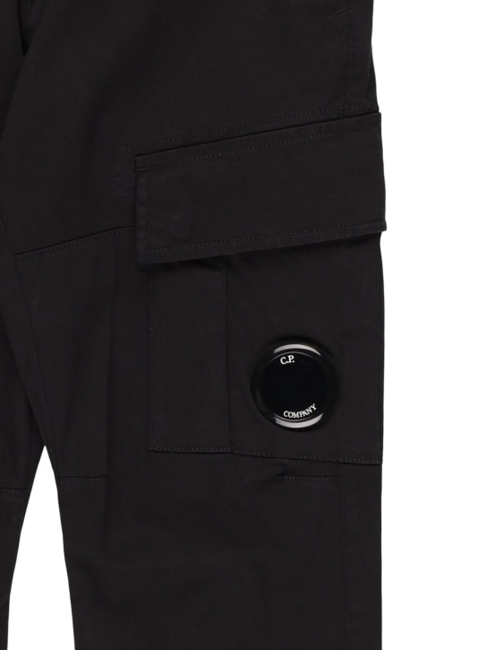 C.P. Company: Pantalon cargo en gabardine de coton stretch - Noir - kids-boys_1 | Luisa Via Roma