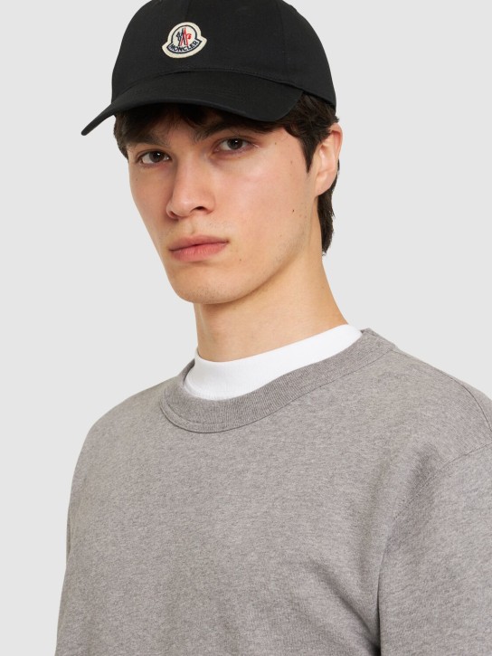 Moncler: Logo刺绣棉质棒球帽 - 黑色 - men_1 | Luisa Via Roma