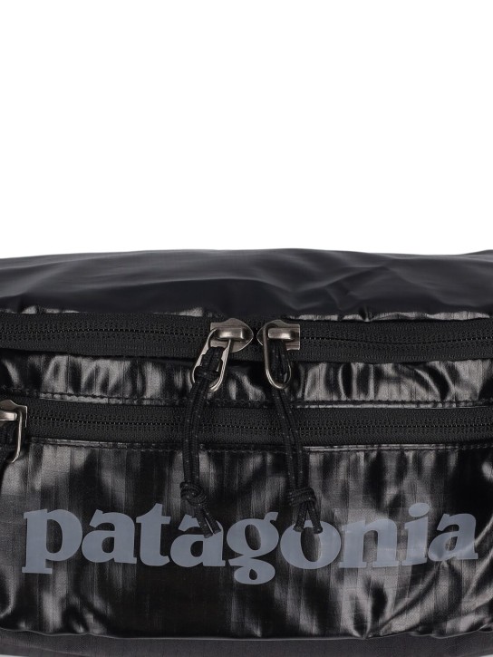 Patagonia: 5L Black Hole belt bag - Black - women_1 | Luisa Via Roma