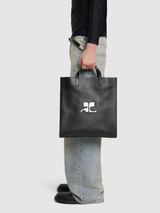 Courreges: Logo leather tote bag - Siyah - men_1 | Luisa Via Roma