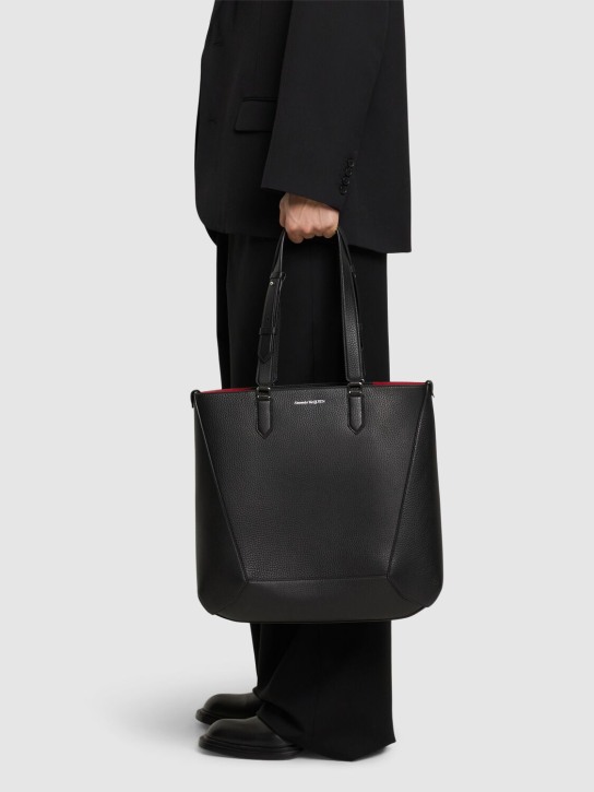 Alexander McQueen: The Edge medium leather tote bag - Siyah - men_1 | Luisa Via Roma