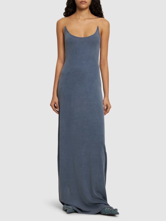 Y/PROJECT: Langes Kleid aus Strick mit unsichtbaren Trägern - Washed Blue - women_1 | Luisa Via Roma