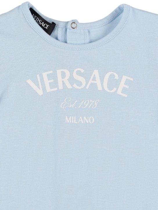 Versace: 코튼 저지 롬퍼 & 턱받이 - 화이트/블루 - kids-boys_1 | Luisa Via Roma