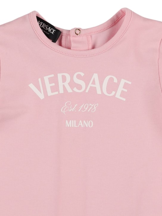 Versace: コットンジャージーロンパース＆ビブ - ホワイト/ピンク - kids-girls_1 | Luisa Via Roma