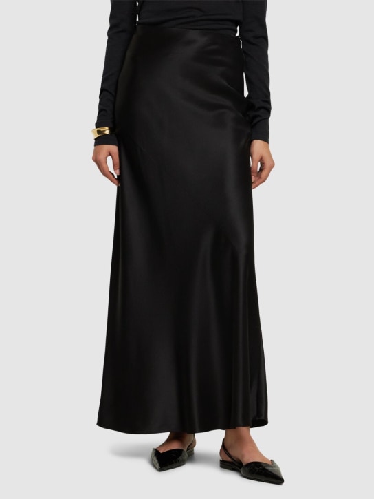 Victoria Beckham: Sandales plates à bride en cuir embossé croco - Noir - women_1 | Luisa Via Roma