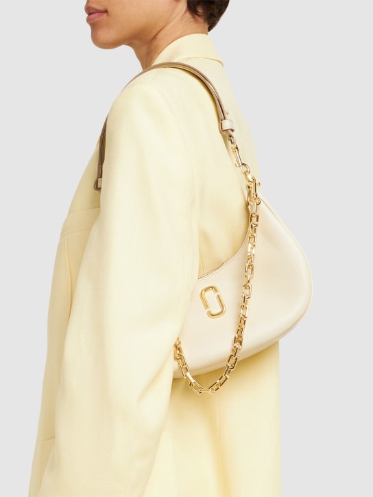 Marc Jacobs: Sac porté épaule en cuir The Small Curve - Cloud White - women_1 | Luisa Via Roma