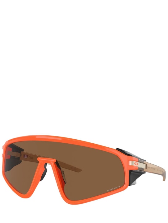 Oakley: Latch TM Panel Mask sunglasses - men_3 | Luisa Via Roma