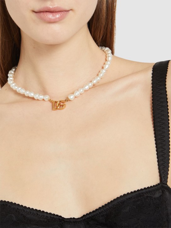 Dolce&Gabbana: Choker en perles avec logo DG - Blanc/Or - women_1 | Luisa Via Roma