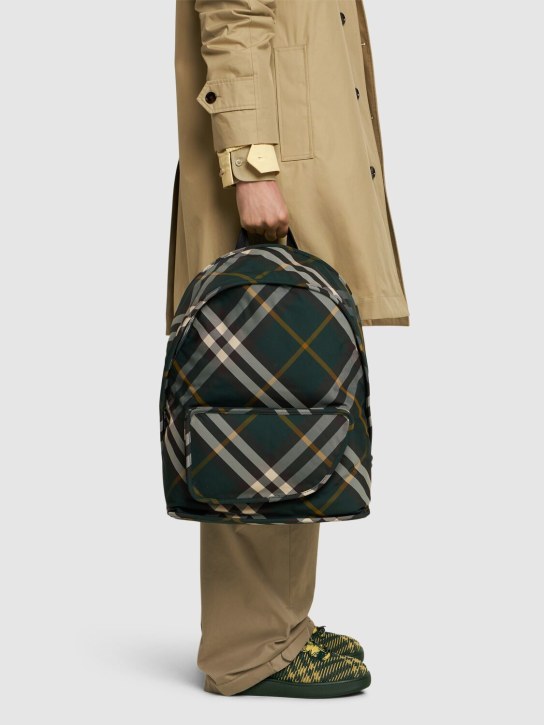 Burberry: Rucksack mit Shield Check-Karomuster - men_1 | Luisa Via Roma