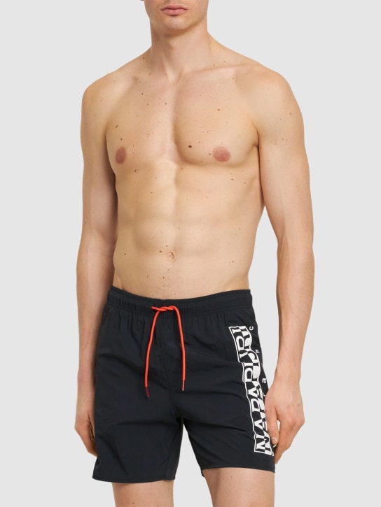 Napapijri: V-Box 1科技织物沙滩裤 - 黑色 - men_1 | Luisa Via Roma