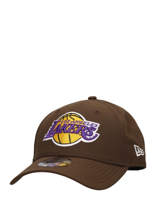 New Era: LA Lakers Repreve 9Forty キャップ - ブラウン/パープル - men_1 | Luisa Via Roma