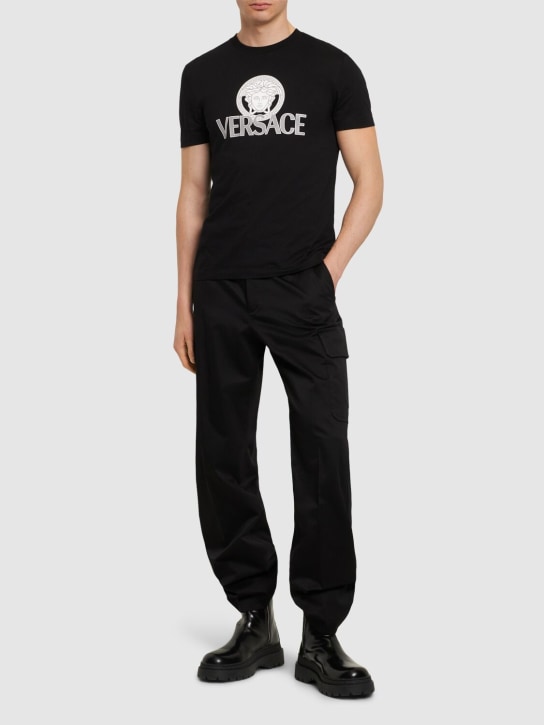 Versace: Versace logo cotton jersey t-shirt - Siyah - men_1 | Luisa Via Roma