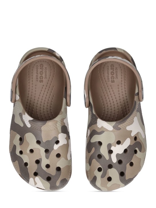 Crocs: Crocs en caoutchouc imprimé camouflage - Vert Militaire - kids-girls_1 | Luisa Via Roma