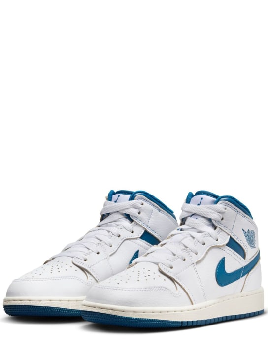 Nike: Sneakers Air Jordan 1 Mid - Blanco/Azul - kids-girls_1 | Luisa Via Roma