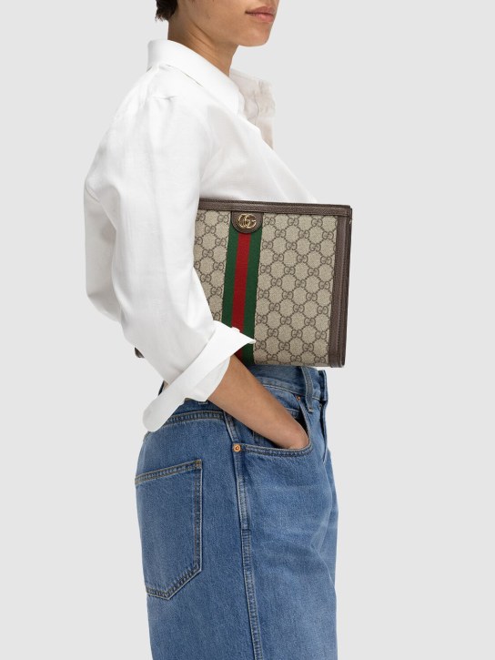 Gucci: Ophidia GG Supreme方形拉链开合手拿包 - 棕色 - women_1 | Luisa Via Roma