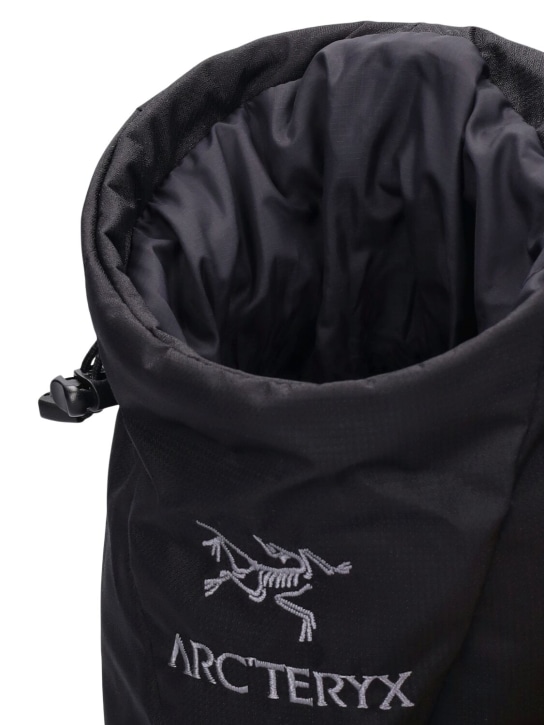 Arc'teryx: Ion lightweight chalk bag - women_4 | Luisa Via Roma