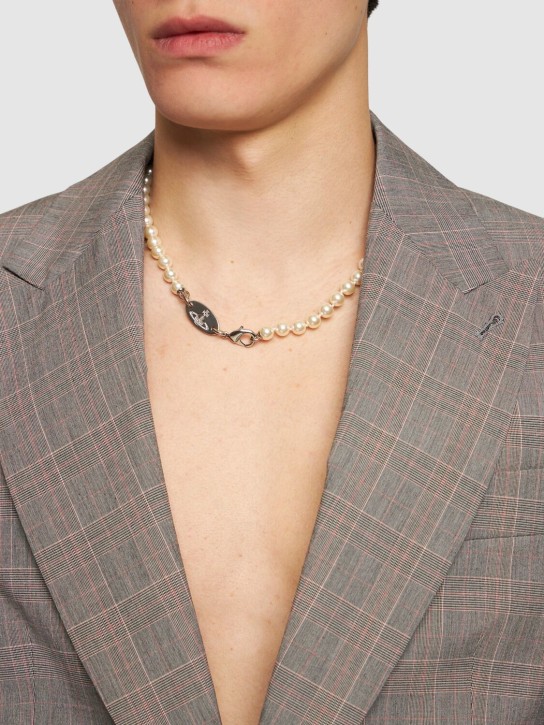 Vivienne Westwood: Halskette mit Perlenimitat „Man Stuart“ - Creme/Schwarz - men_1 | Luisa Via Roma