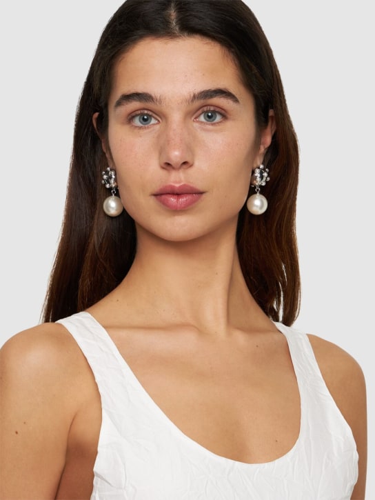 Marc Jacobs: Pendants d'oreilles en fausses perles Dot - Blanc/Argent - women_1 | Luisa Via Roma